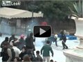 מהומות ביוון - שוטר חותף קוקטייל מולוטוב לתוך הקסדה