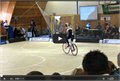 תראו מה הבחורה הזאת עושה על אופניים!