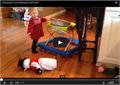 זהירות סרטון מצחיק: קטעים ונפילות בזמן חג המולד